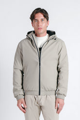 GIUBBOTTO TECNICO CON CAPPUCCIO TORTORA